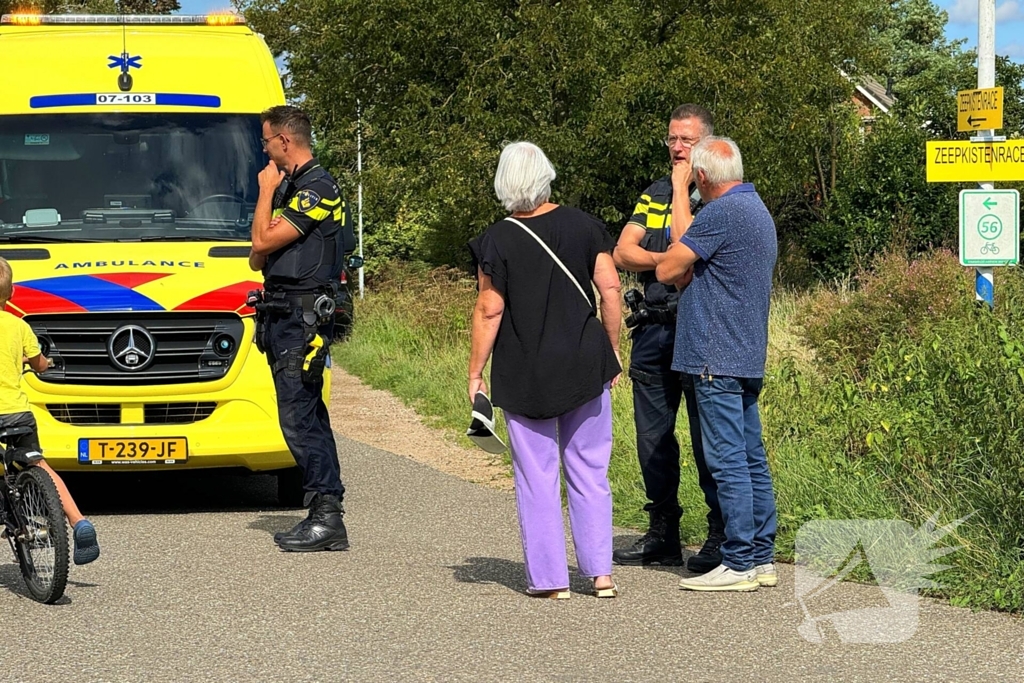 Fietser botst tegen zijkant van personenauto