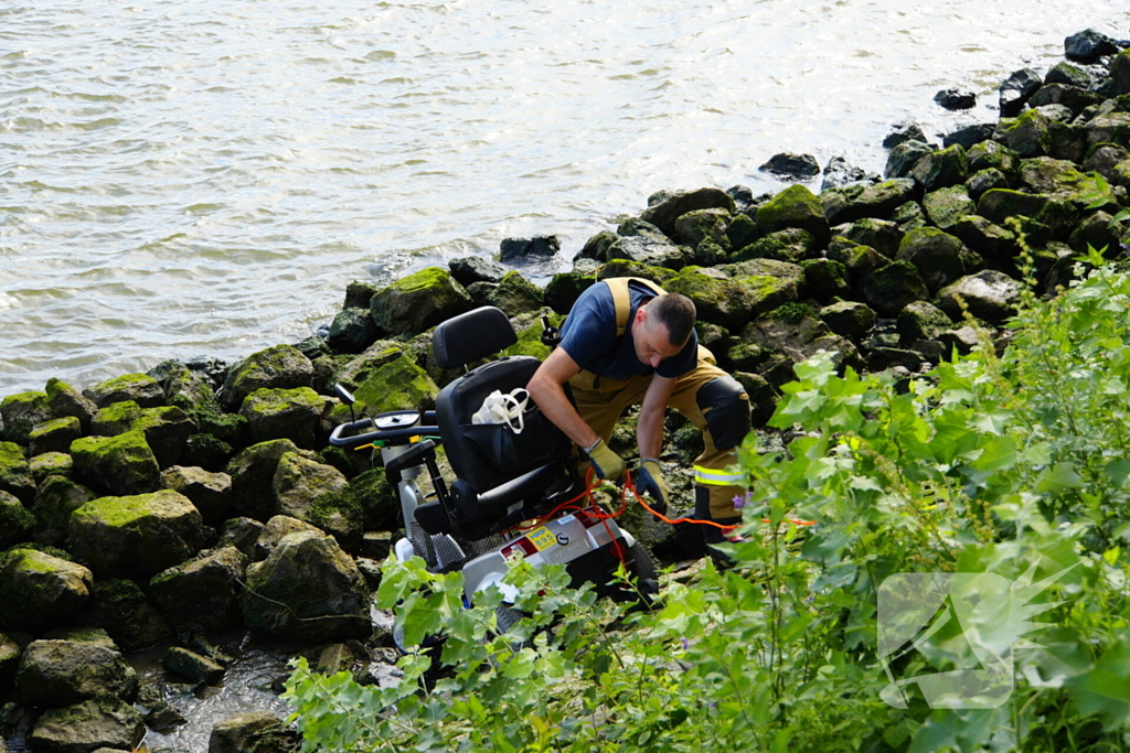 Man springt van scootmobiel net voor deze te water raakte