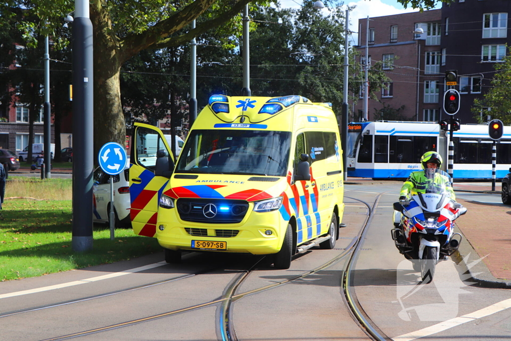 Bestuurder knalt met auto tegen boom