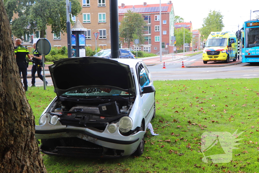 Bestuurder knalt met auto tegen boom