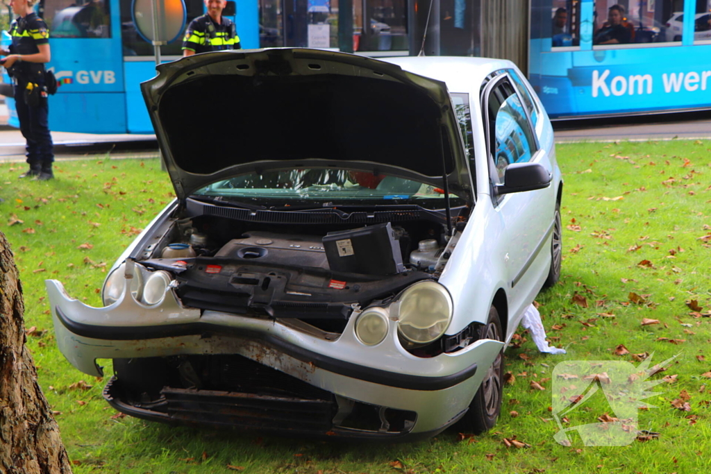 Bestuurder knalt met auto tegen boom