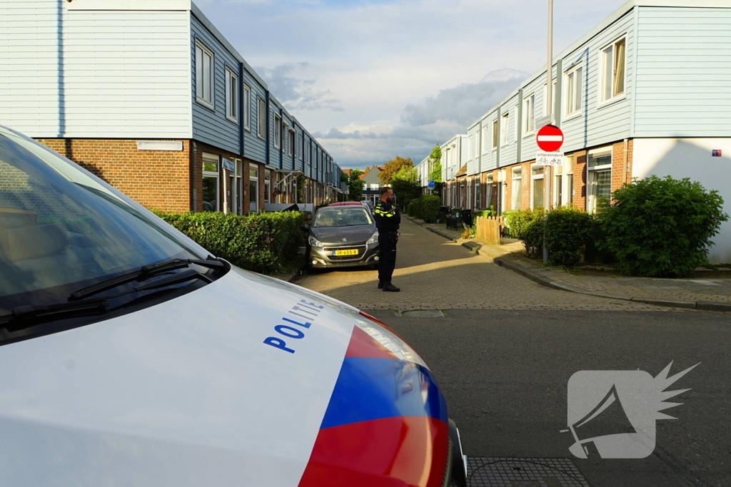 Politie zet woonblok dicht na mogelijke steekincident