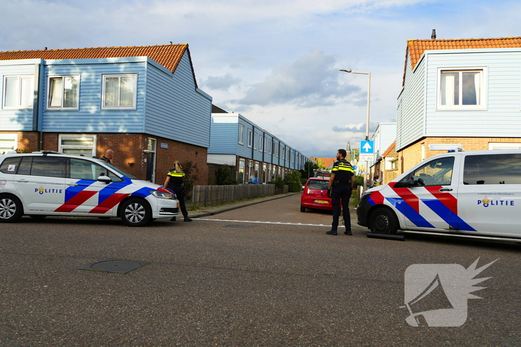 Politie zet woonblok dicht na mogelijke steekincident