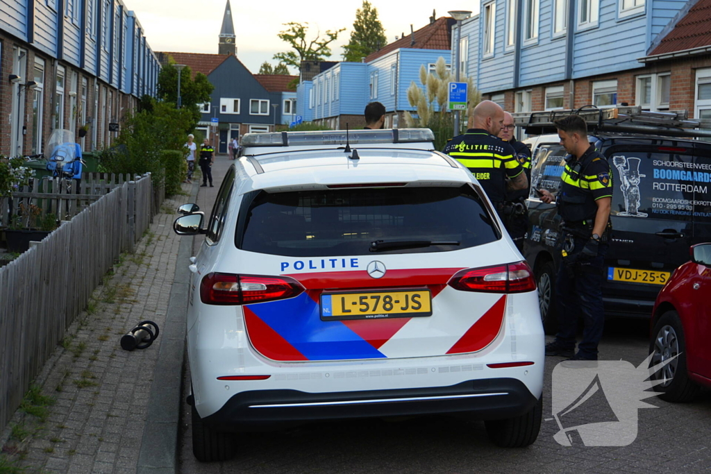 Politie zet woonblok dicht na mogelijke steekincident