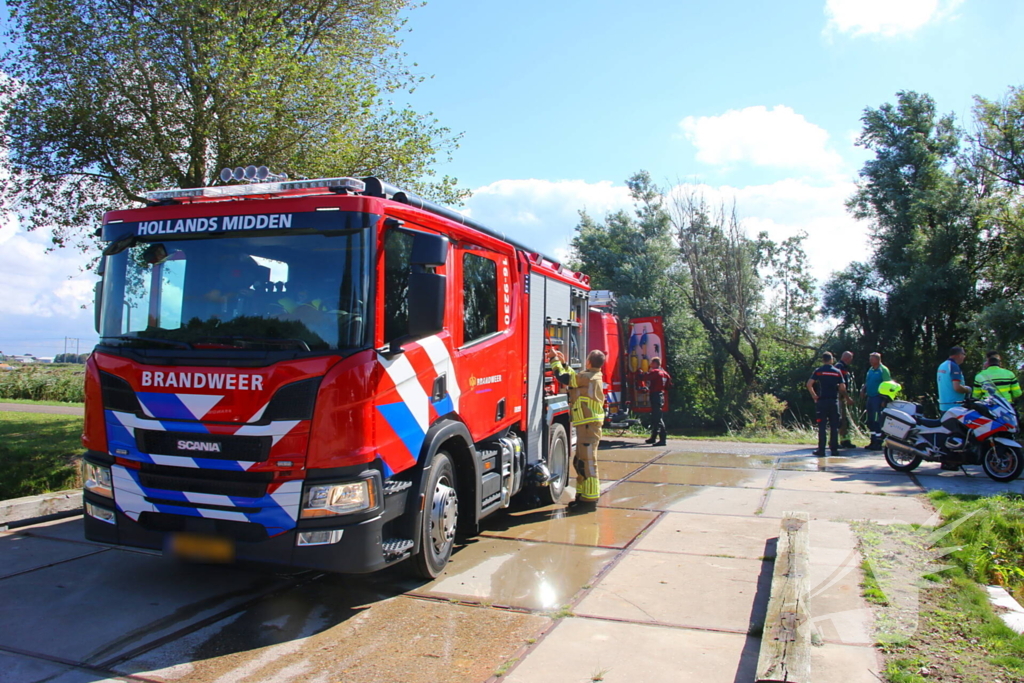 Motoragent treft fiets langs water aan