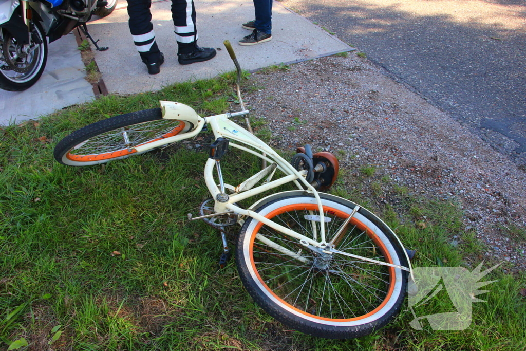 Motoragent treft fiets langs water aan