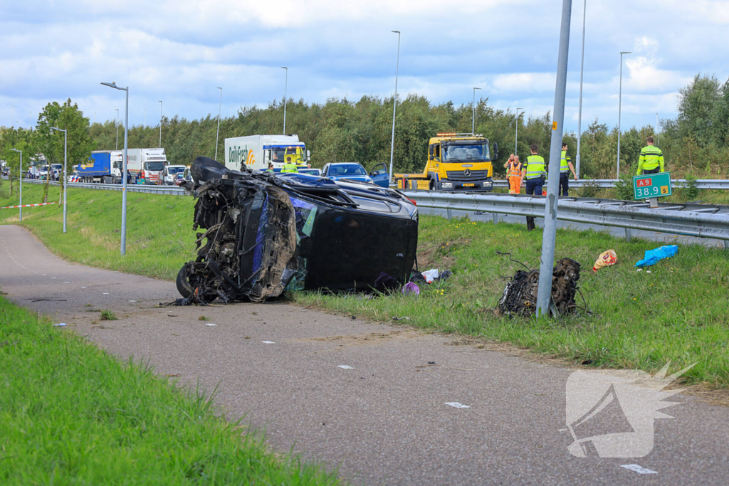 Auto vliegt over vangrail en belandt op naastgelegen fietspad