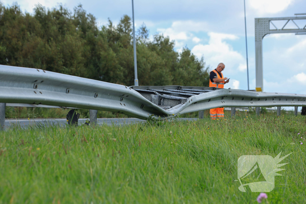 Auto vliegt over vangrail en belandt op naastgelegen fietspad