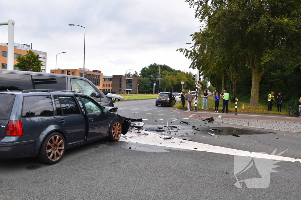 Stationwagen en bestelbus fiks beschadigd bij aanrijding