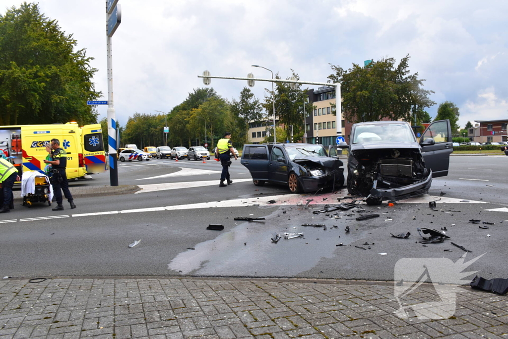 Stationwagen en bestelbus fiks beschadigd bij aanrijding