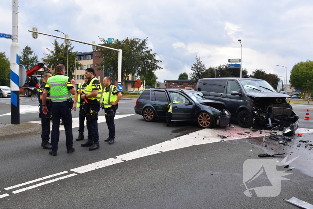 Stationwagen en bestelbus fiks beschadigd bij aanrijding