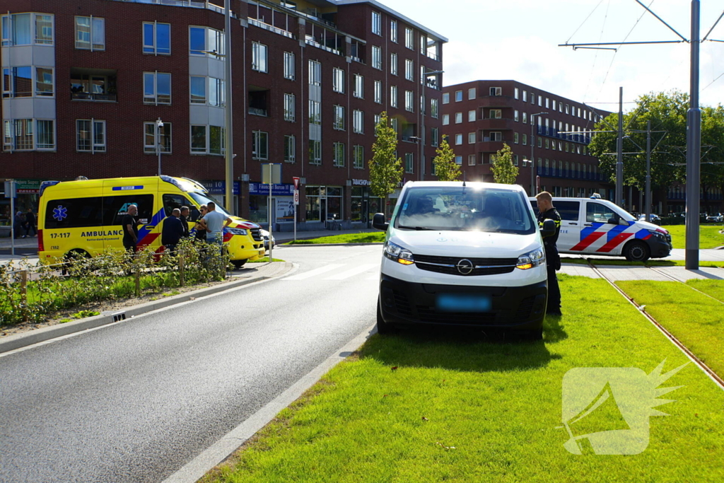 Vrouw geschept tijdens oversteken door taxibus