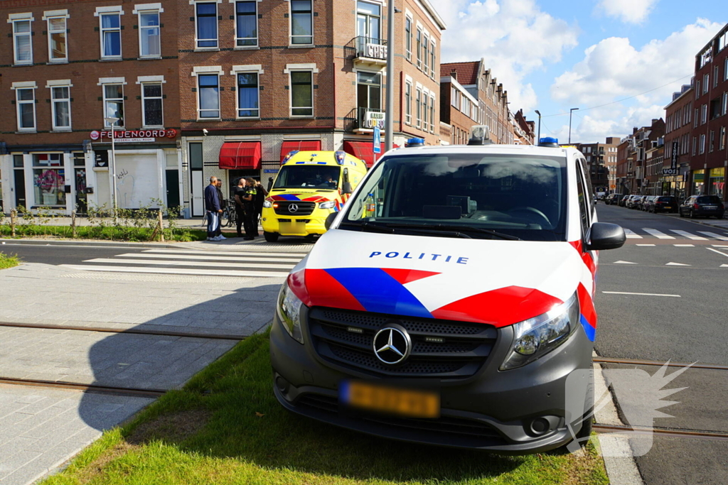 Vrouw geschept tijdens oversteken door taxibus