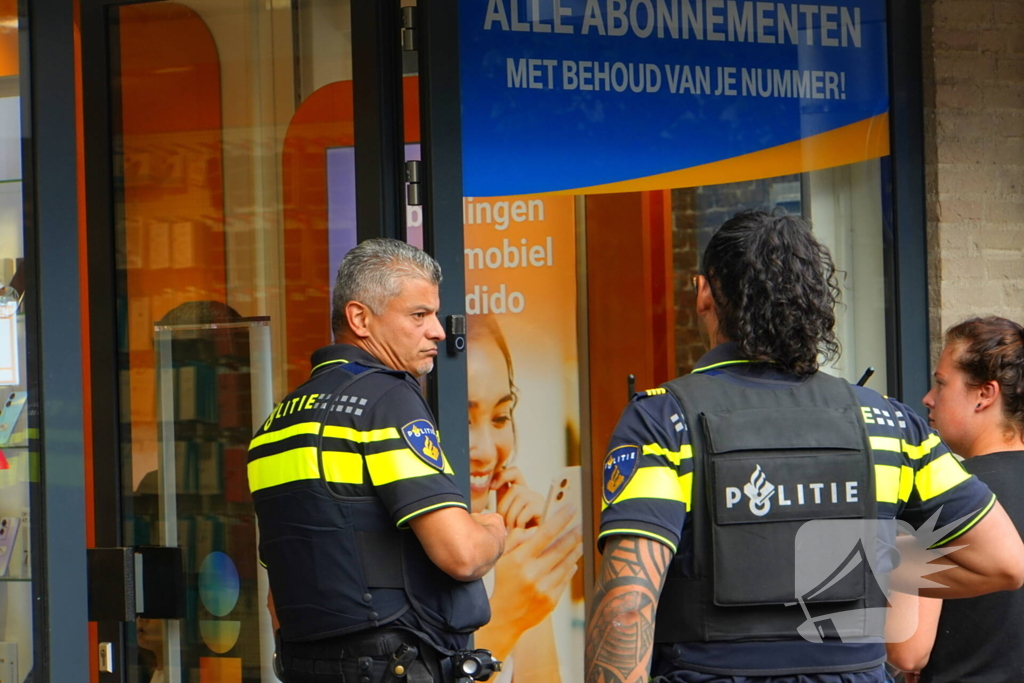 Overval op telefoonwinkel daders dreigen met vuurwapen