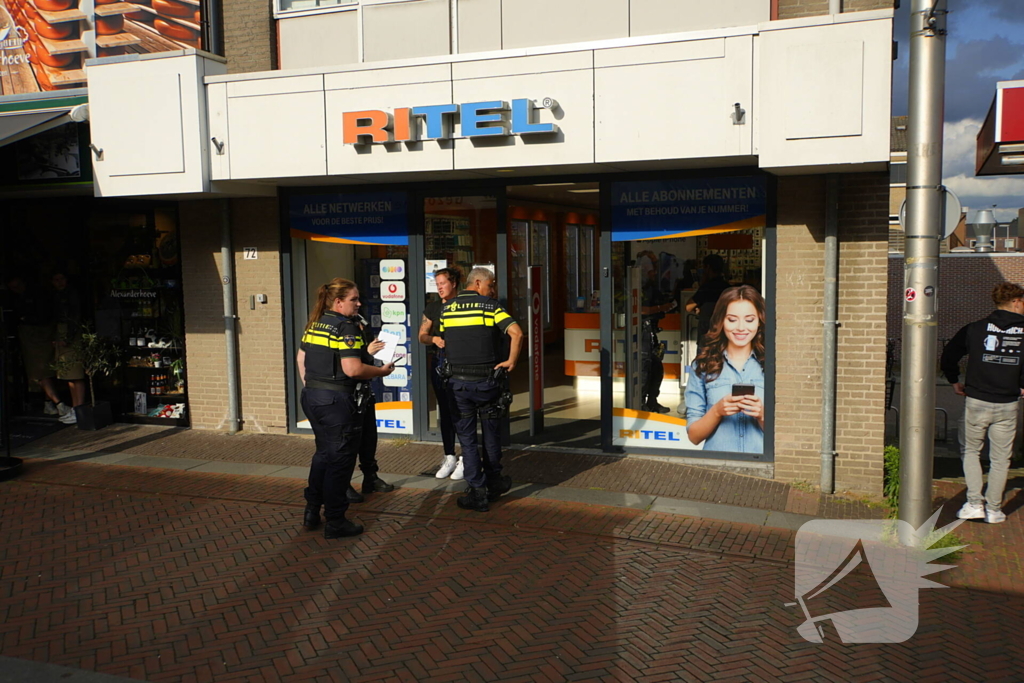 Overval op telefoonwinkel daders dreigen met vuurwapen