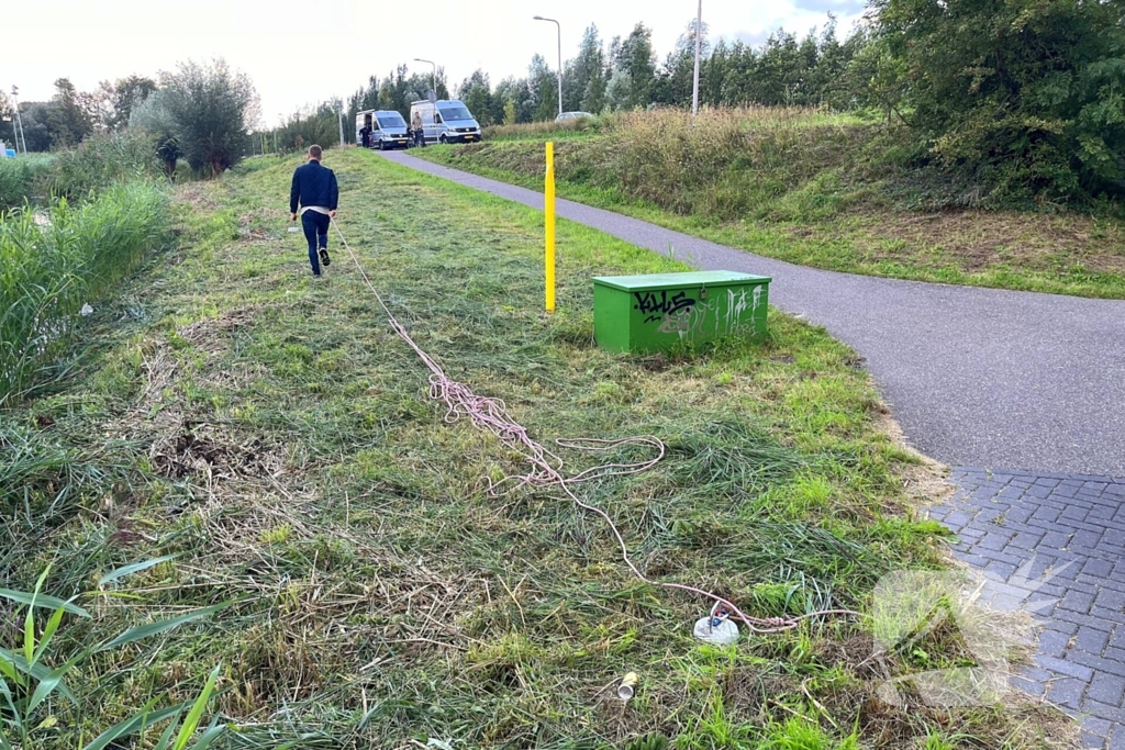 Duikers van arrestatieteam zoeken vlakbij plek van aangetroffen overleden persoon