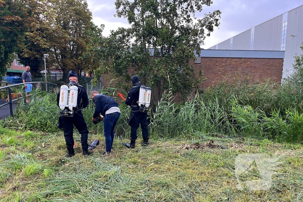 Duikers van arrestatieteam zoeken vlakbij plek van aangetroffen overleden persoon