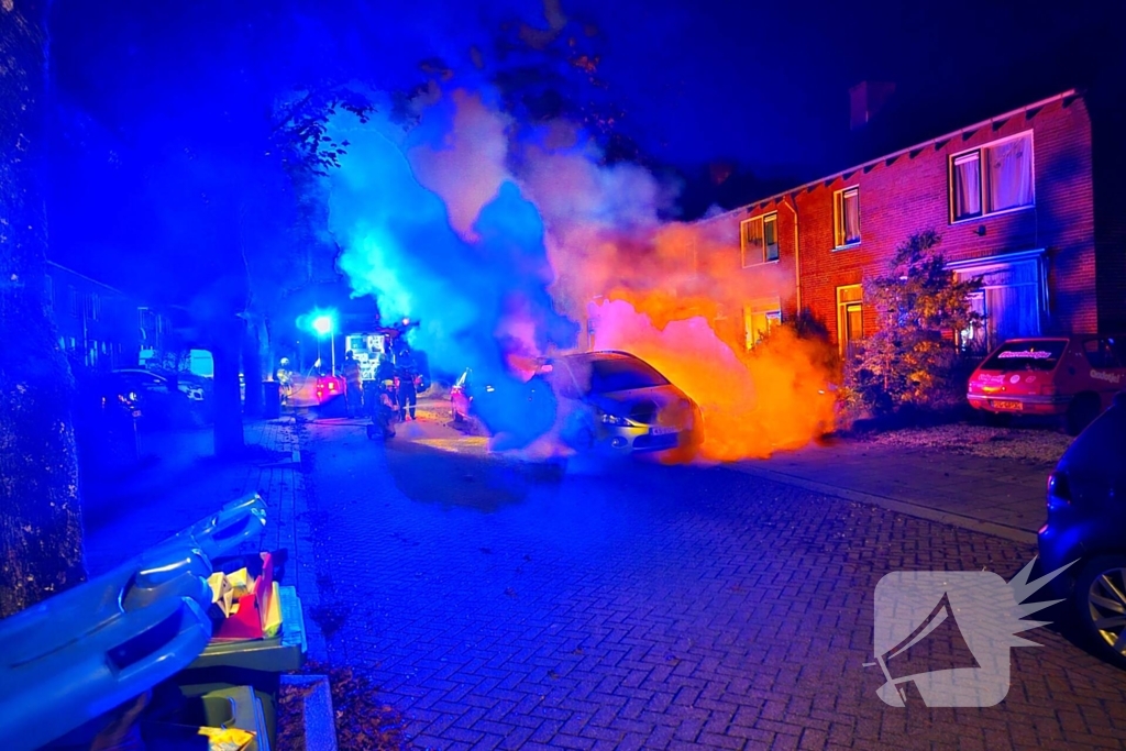 Brandweer blust uitslaande autobrand