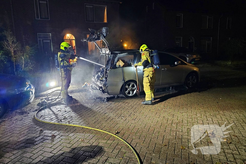 Brandweer blust uitslaande autobrand