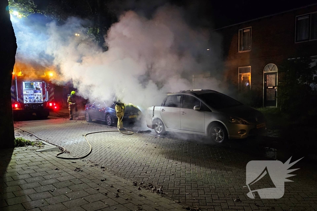 Brandweer blust uitslaande autobrand