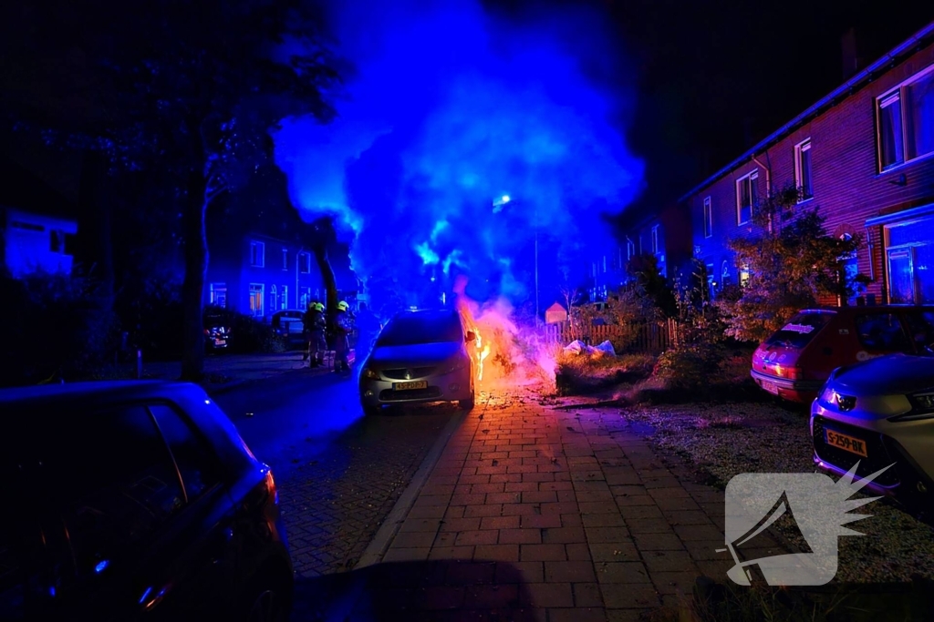 Brandweer blust uitslaande autobrand