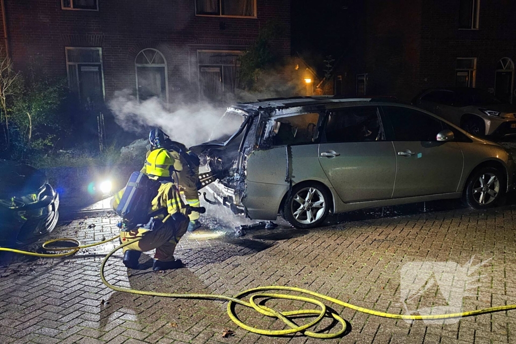 Brandweer blust uitslaande autobrand