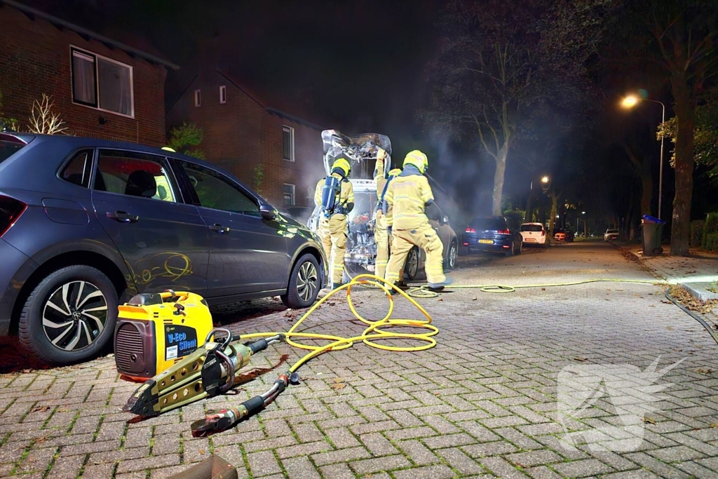 Brandweer blust uitslaande autobrand