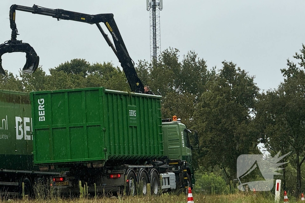 Vrachtwagen verliest lading op afrit