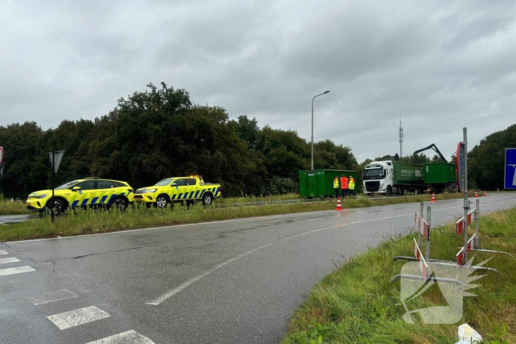 Vrachtwagen verliest lading op afrit