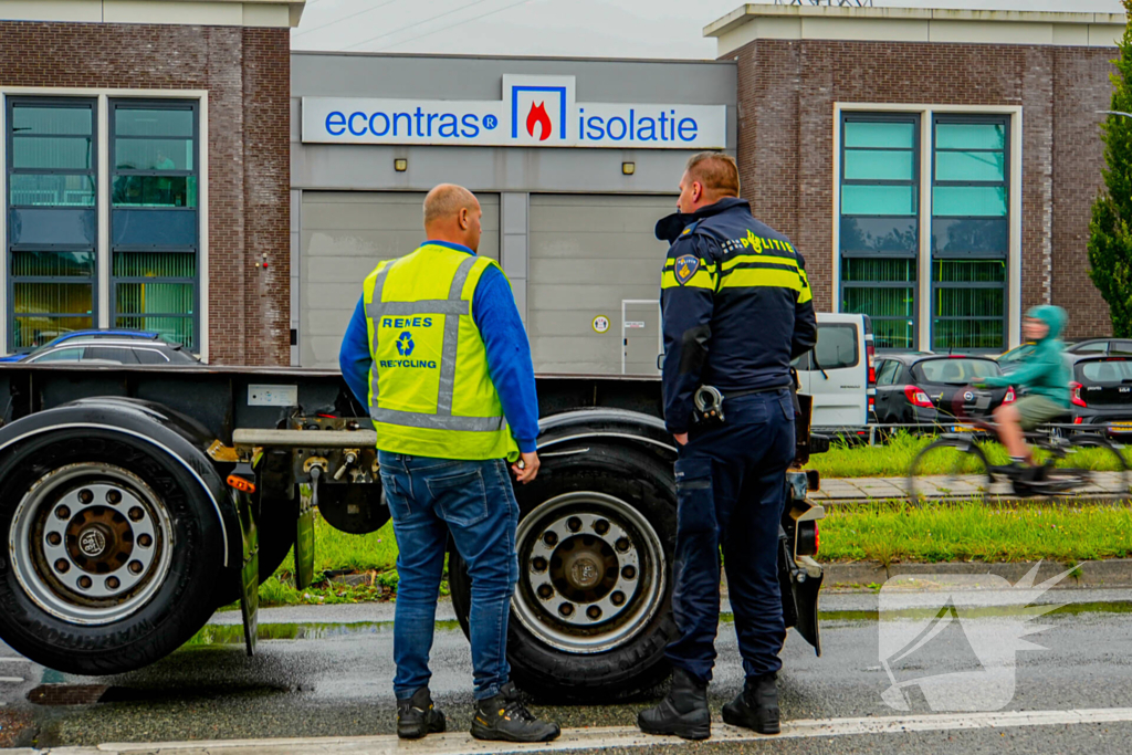 Bestuurster botst tegen vrachtwagentrailer na nooduitwijking