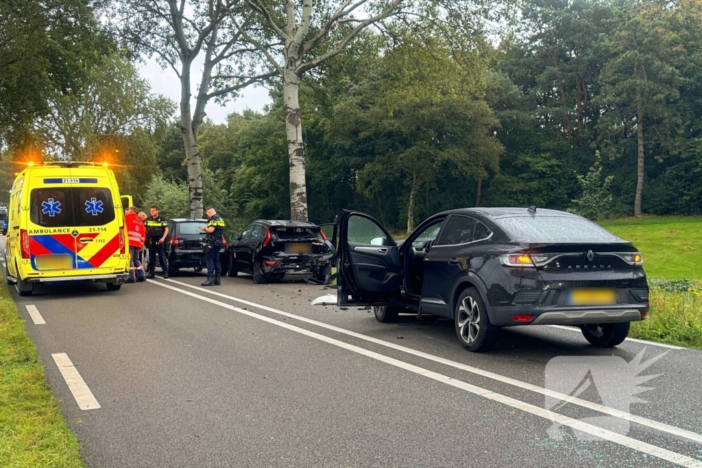 Gewonden en auto zwaar beschadigd bij kettingbotsing