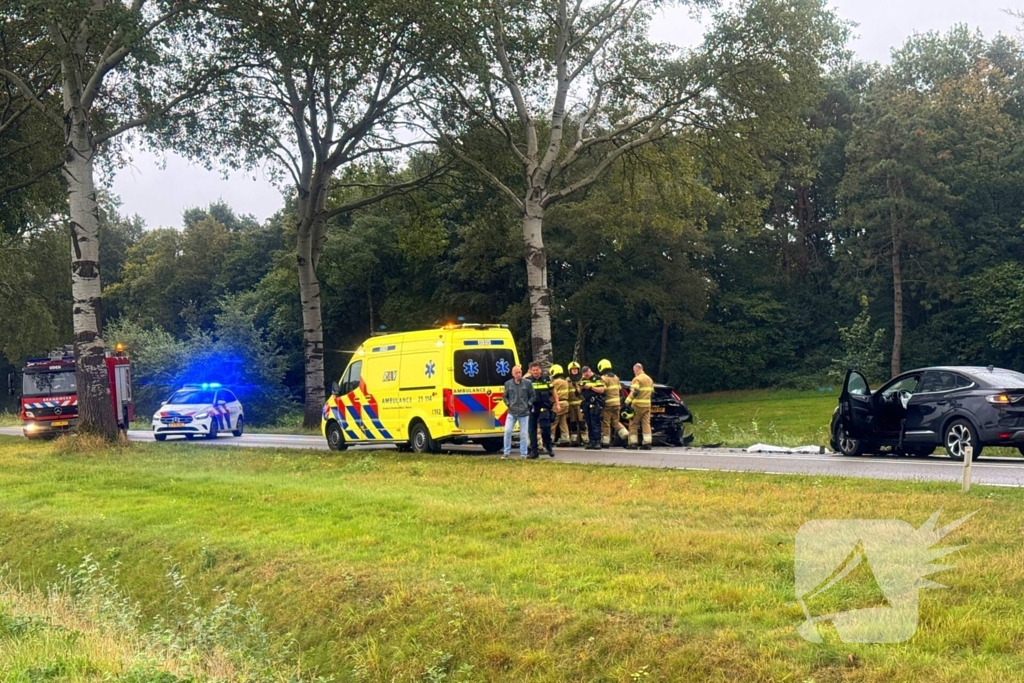 Gewonden en auto zwaar beschadigd bij kettingbotsing