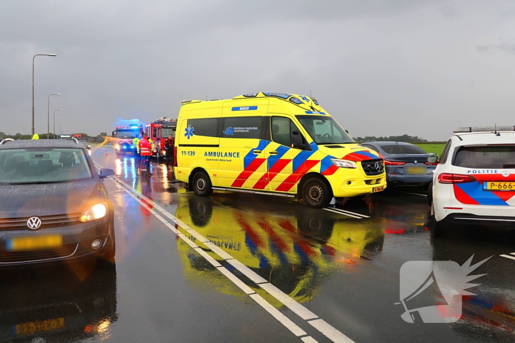 Omstanders verrichten heldendaad en redden te water geraakte automobilist