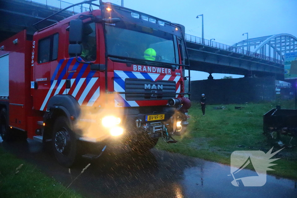 Buitenbrand vanuit brandweerwagen geblust tijdens regenval