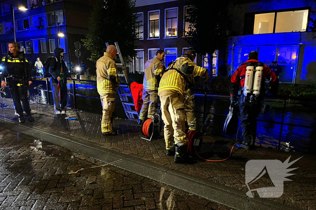 Omstanders halen persoon uit water na botsing