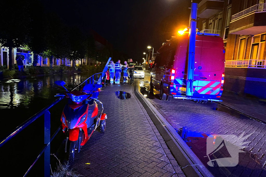 Omstanders halen persoon uit water na botsing