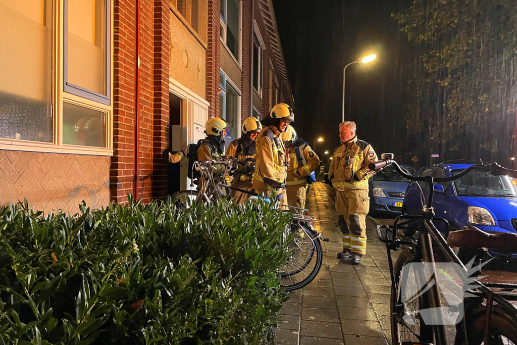 Brandweer verricht metingen in appartementencomplex