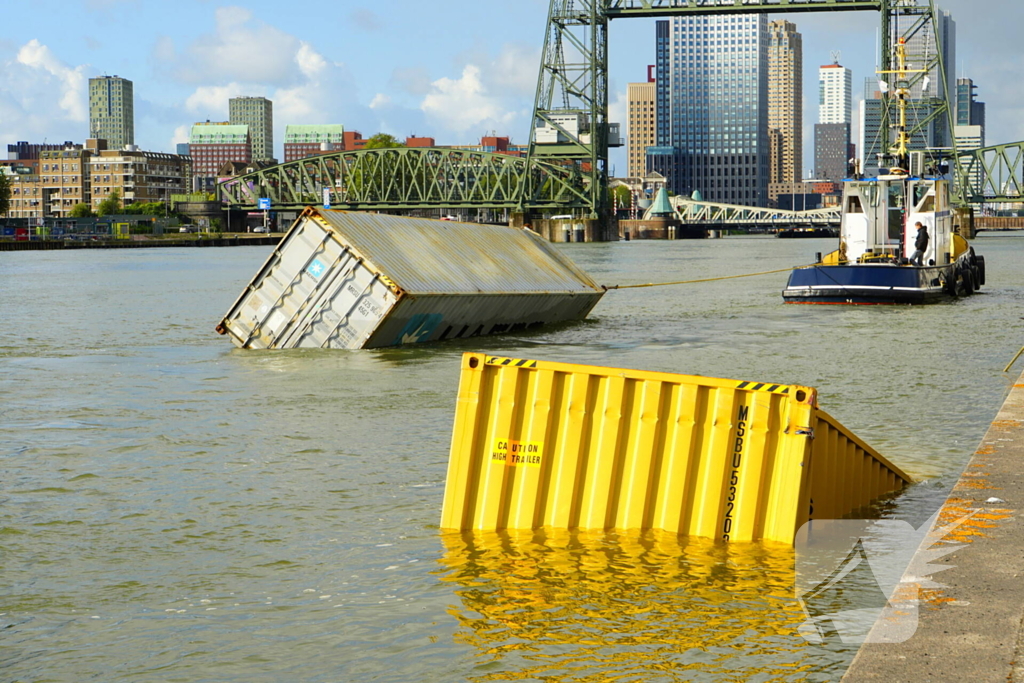 Containers te water na botsing met brug