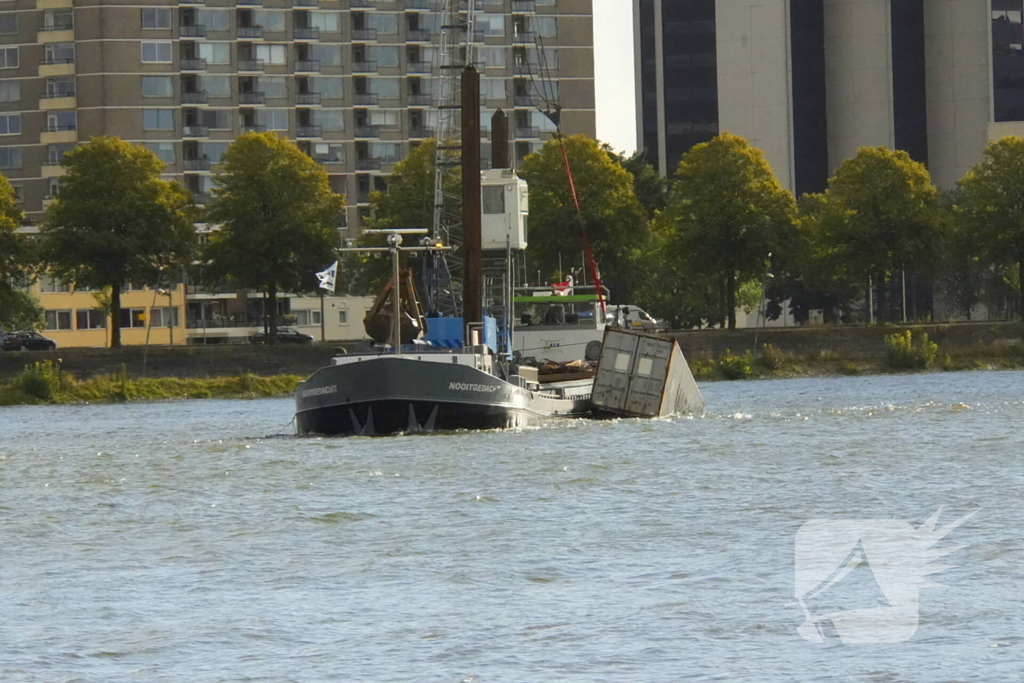 Containers te water na botsing met brug