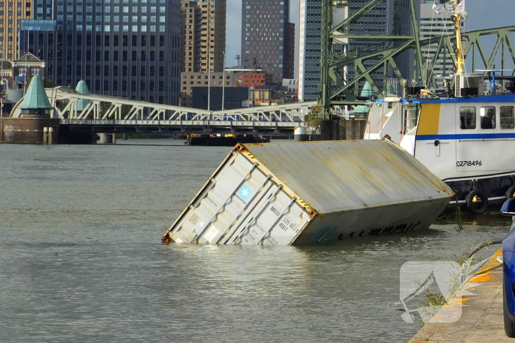 Containers te water na botsing met brug