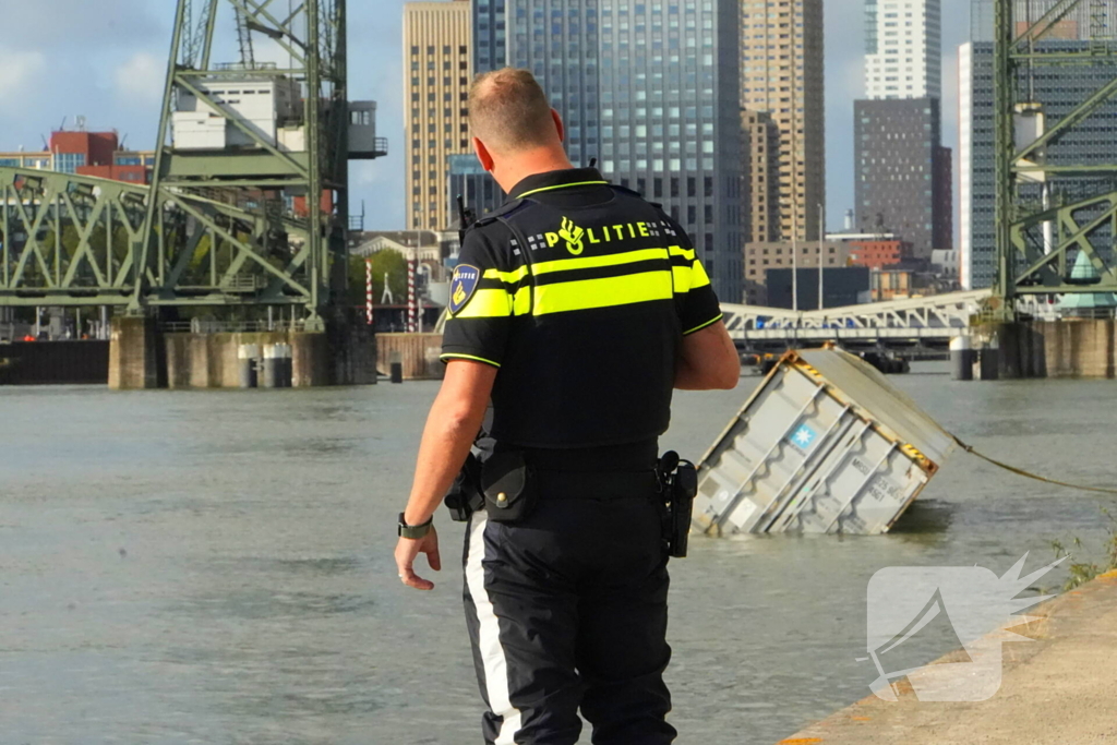 Containers te water na botsing met brug