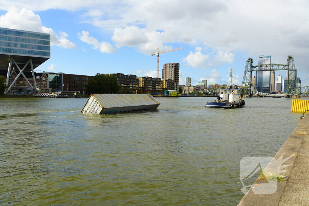 Containers te water na botsing met brug