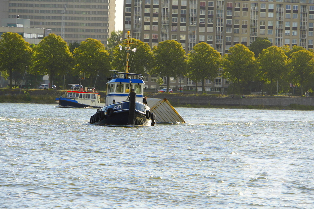 Containers te water na botsing met brug