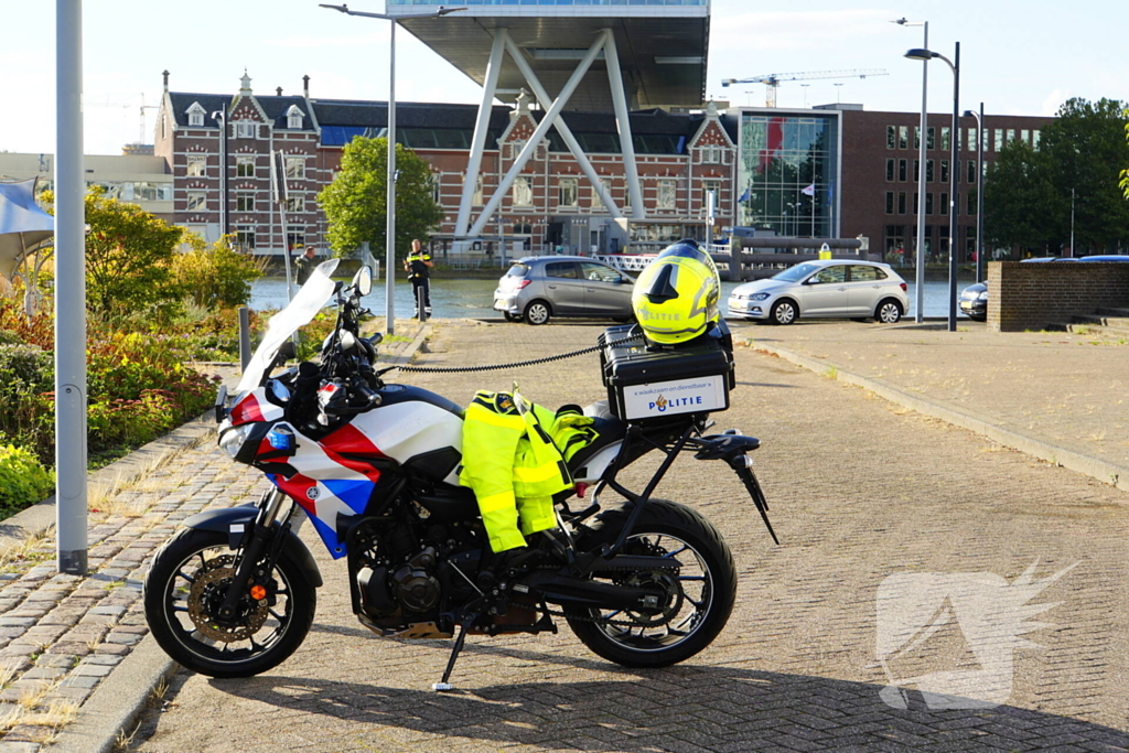 Containers te water na botsing met brug