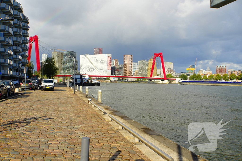 Containers te water na botsing met brug