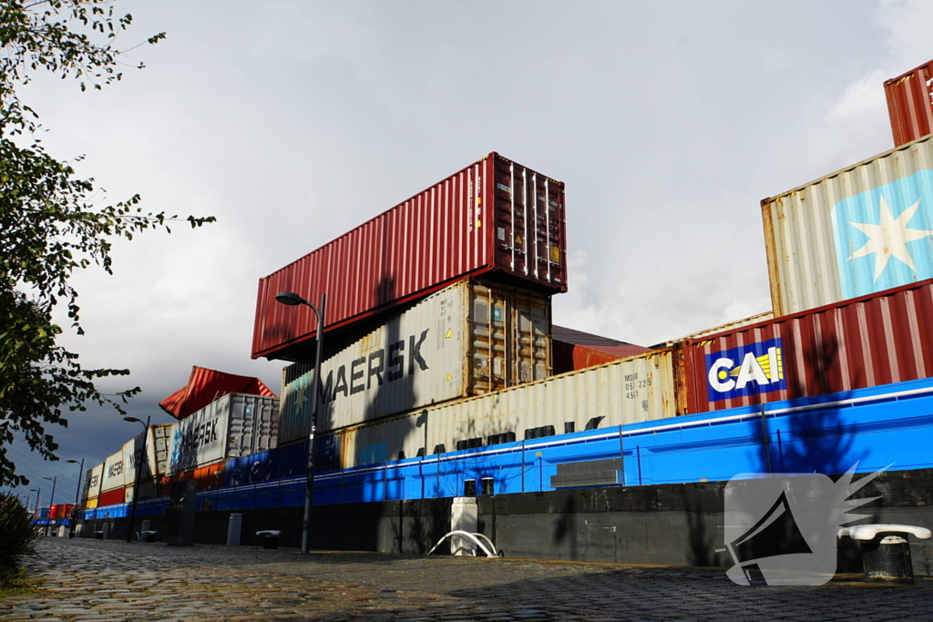 Containers te water na botsing met brug