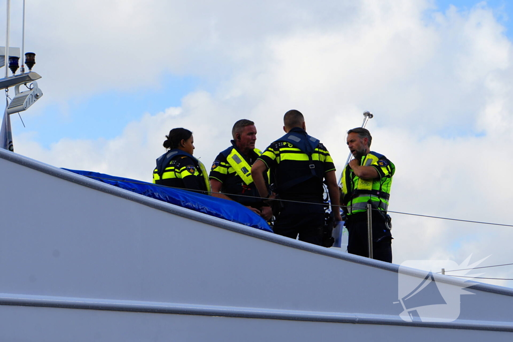 Containers te water na botsing met brug