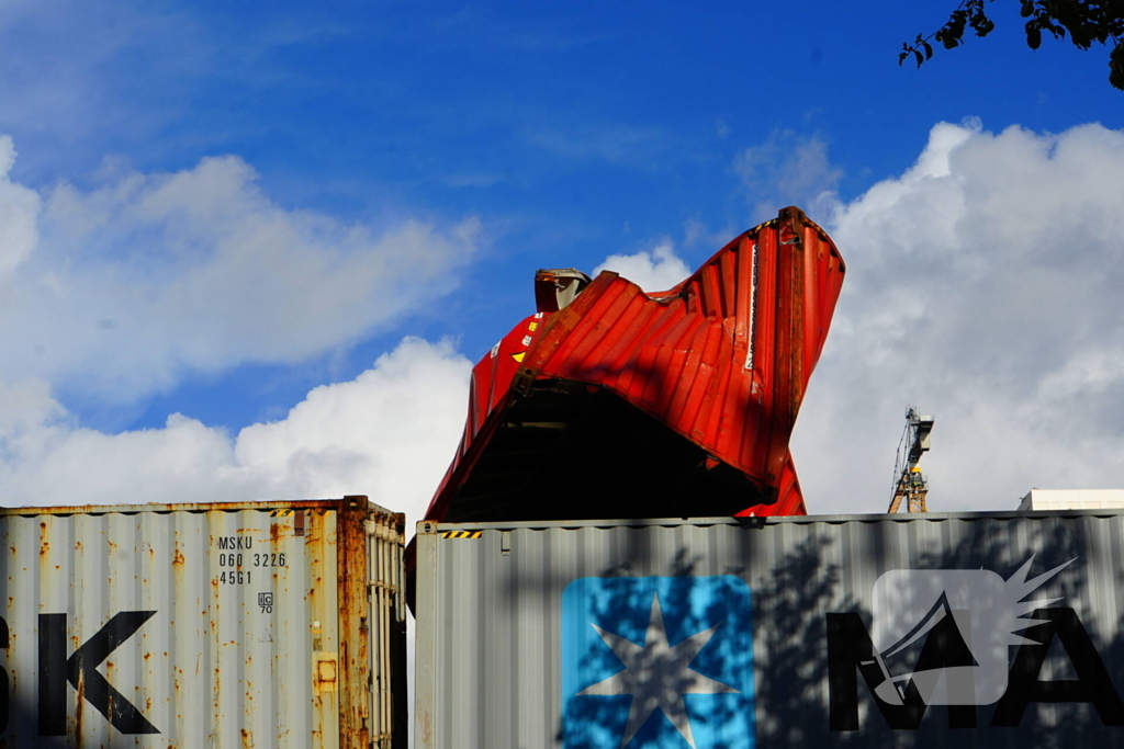 Containers te water na botsing met brug