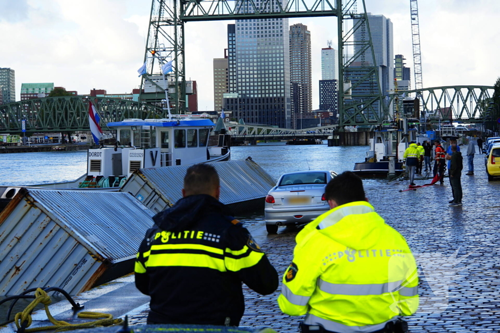 Containers te water na botsing met brug