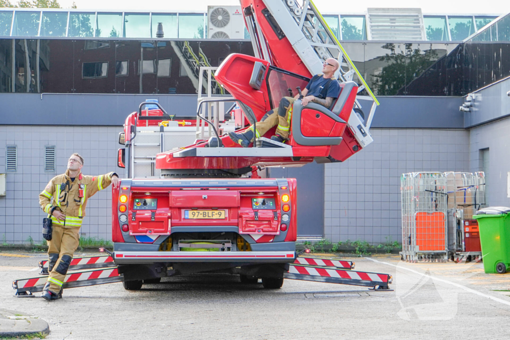 Hoogwerker ingezet bij stormschade aan flatgebouw